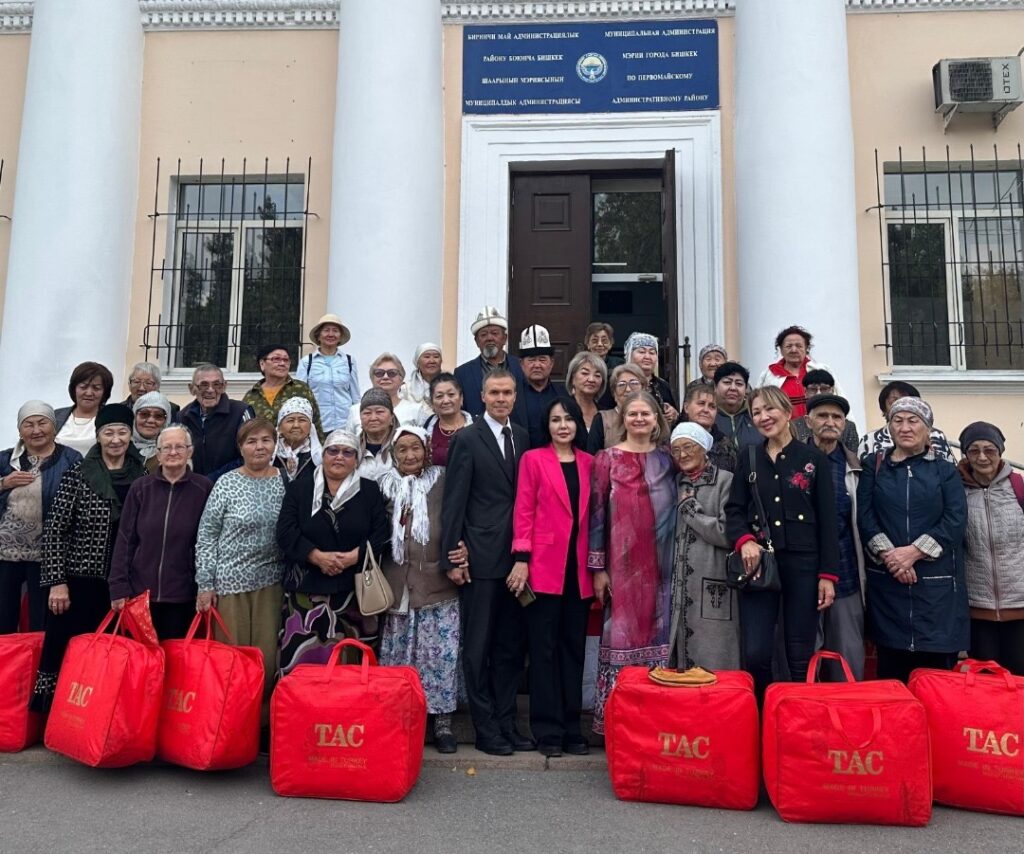 Фонд «Эл-Ди-Эс Черитиз» поздравил пожилых жителей Первомайского района